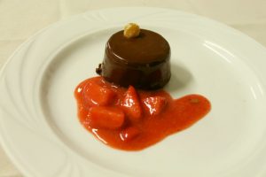 Mousse di cioccolato con salsa alle fragole"