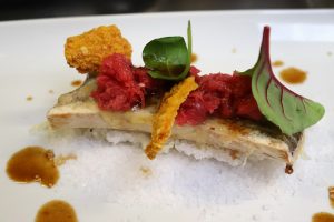 Midollo di vitello con guarnitura (tartare di fassona e cialde di riso soffiato)"