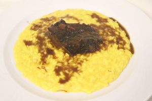 Risotto allo zafferano con guancia di manzo brasata"
