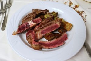 Tagliata di costata più costolette d'agnello"