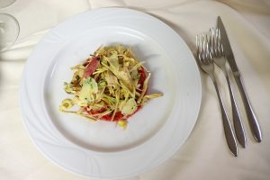 Tartare con insalata di carciofi"