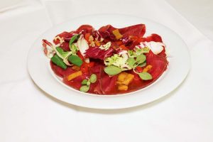 Carne salada con peperoni del corno marinati"