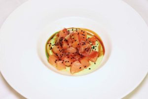 Salmone marinato, crema di edamame, salsa teriyaki, uova di salmone e sesamo nero"