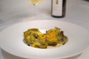 Carciofo in olio cottura con crema di acciughe e bottarga"