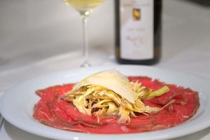 Carne salada con insalata di carciofi e grana"