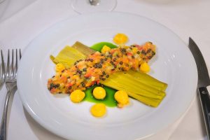 Porro bruciato con ragù di verdure e crema carbonara"