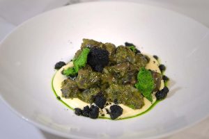 Lumache alle erbette su crema di patate di montagna, spugna verde e crumble al carbone.jpg"