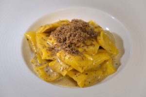 Ravioli del plin ripieni al fagiano con tartufo nero"